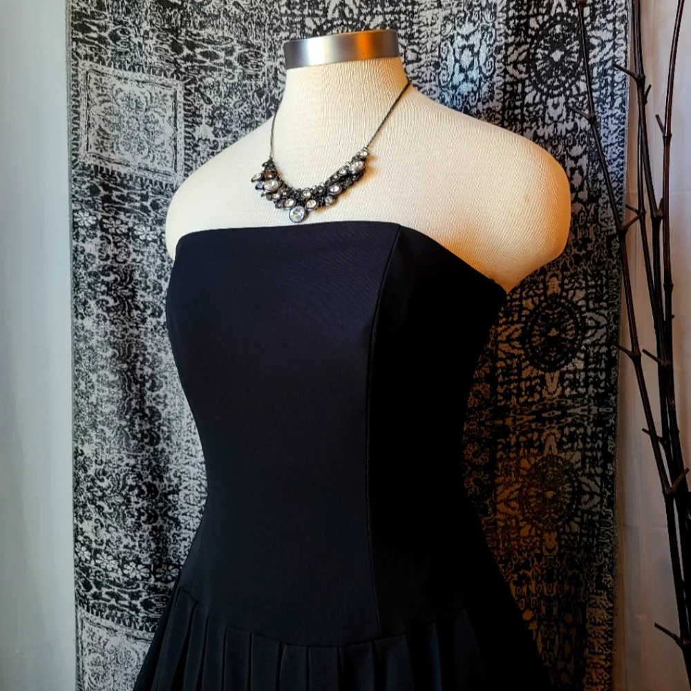 WHBM...STUNNING DRESS - Picture 2 of 5